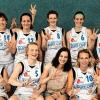 (cam)   Die Ü-35-Basketballerinnen der TG Würzburg haben sich bei den deutschen Meisterschaften in Wedel/Hamburg den dritten Platz erkämpft. Bereits im April hatte sich das Team als Gruppenzweiter der Regionalliga Südost für das Turnier qualifiziert. Nach anfänglichen Schwierigkeiten siegten die Würzburgerinnen in der Vorrunde gegen die TG Sandhausen (45:31) und die Astro Stars Bochum (41:26), während sie sich gegen den späteren Vizemeister Wedel schwer taten (24:48). Im Spiel um Platz drei bezwangen die TGW-Frauen Kronberg mit 45:32. Damit konnten sie den Erfolg von 2015 wiederholen. Meister wurde die SG Jahn München. Am Erfolg waren beteiligt (hinten von links) Simone Hohmann, Tina Ludwig, Dörte Leopold, Nadine Neumann, Michaela Brust, Caroine Sailer, (vorne von links) Nina Samtleben, Janet Fowler-Michel, Kerstin Irl, Silke Nowitzki, Yvonne Weber.