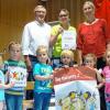 (ebe)   Das Sommerfest des Kindergartens Am Marienheim musste wegen der Wetterlaunen ins Marienheim verlegt werden. Die Kinder eröffneten es mit ihrem Einzug und einem herzerfrischenden Lied. Nach der Begrüßung durch stellvertretende Leiterin Sonja Junker übergab Thorsten Krank, Sprecher des Elternbeirates, ihr einen Scheck über 1800 Euro. Almut Meyer, zertifizierte Fachberaterin des Fränkischen Sängerbundes, überreichte Urkunde und Emaille-Schild für „Die Carusos“-Auszeichnung. Diese bundesweite Initiative will die Bedeutung des Singens für die Entwicklung der heranwachsenden Persönlichkeiten ins gesellschaftliche Bewusstsein heben. Diese Auszeichnung gilt für drei Jahre und dafür müssen folgende Kriterien erfüllt werden: tägliches Singen mit allen Kindern, Singen in kindgerechter Tonhöhe, vielfältige und altersgemäße Liedauswahl sowie abwechslungsreiche Ausgestaltung des Singens. Weiter ging's beim Sommerfest mit dem etwa 90-minütigen Stück „Die Eule sucht den Beat“, gekonnt von den Kindern dargeboten. Von links: Lothar Schlereth, Vorsitzender des Trägervereins, stellvertretende Kindergartenleiterin Sonja Junker mit der eben von Almut Meyer übergebenen Urkunde sowie einige Kinder des Chores.