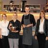Die Mannschaft im Stadthotel Reich hat allen Grund zur Freude: Zum einen hat mit Martin Hennig ein neuer Koch das Sagen, zum anderen hat der Holiday Check 2016 mit 5,7 von sechs möglichen Punkten ein tolles Ergebnis gebracht. Im Bild (von links) Teamleiterin Johanna Grief, Jasmin Coufal, Anja Luther, Köchin Katrin Münzer, Koch Martin Hennig und die Geschäftsleitung mit Nina und André Reich.