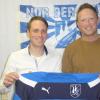Vorstand Sport Patrick Geenen (links) heißt Christopher Langer im Team willkommen.