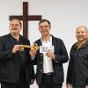 Architekt Armin Kraus (Mitte) freute sich bei der Einweihung über die gelungene Renovierung des evangelischen Gemeindehauses (von links): Bürgermeister Peter Paul, Pfarrer Gunnar Zwing, Ernst Henning und Ingenieur Radu Marginean.