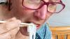 Gar nicht so einfach, wenn man zur Nudelsuppe nur Essstäbchen kriegt. Gar nicht so einfach, wenn man zur Nudelsuppe nur Essstäbchen kriegt.