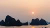 Sonnenaufgang über der weltberühmten Ha-Long-Bucht in Nordvietnam. Sonnenaufgang über der weltberühmten Ha-Long-Bucht in Nordvietnam.