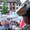 Vollbesetzter Schlossplatz: Ein Mitarbeiter der Rexroth-Gießerei blickt in voller Arbeitsmontur auf die von Rexroth-Standorten aus ganz Deutschland angereisten Demonstranten.