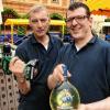 Drei Tage harte Aufbauarbeit liegen hinter dem Team der Bürgerspital-Weinstuben in der Theaterstraße, nun kann das Hofschoppenfest im schönsten Innenhof der Stadt beginnen. Im Bild Wirt Alexander Wiesenegg und sein Restaurantleiter Peter Weixel, ein Urgestein der Weinstuben und der Mann für alle harten Fälle. Er steht beim Weinfest an der Weinausgabe und ist auch Ansprechpartner für Tischreservierungen. Eröffnet wird das Fest, das älteste seiner Art in Würzburg, an diesem Donnerstag um 14 Uhr von Bürgermeister Adolf Bauer und der Fränkischen Weinkönigin Christina Schneider. Mit dabei sind auch Prälat Günter Putz und Repräsentanten der Stiftung Bürgerspital, die in diesem Jahr ihr 700-jähriges Jubiläum feiert. Das Hofschoppenfest ist das älteste Weinfest der Stadt. Seit rund 20 Jahren wird es von der Familie Wiesenegg in Eigenregie ein- und ausgerichtet. Rund 800 überdachte Sitzplätze stehen im Hof zur Verfügung. Ausgeschenkt werden acht offene Weine des Spitals, dazu eine Auswahl an Bocksbeuteln wie der zum Jubiläum (Bild).  An der Bar gibt es Sekt und Winetales hauseigen gemixt. Aus 20 Kreationen wählte das Team die vier besten aus, darunter die Siegerin „Sweet Rose“. Das Speisenangebot steht unter dem Motto „Tradition trifft Moderne“. Zu letzterem zählt der Spital-Hotdog mit geräucherter Wust auf gelaugter Kartoffel-Brioche und Kraut. Nach der erfolgreichen Premiere der White Party im letzten Jahr gibt es die Neuauflage am Mittwoch, 13. Juni, ab 18 Uhr mit Livemusik. Ladys, die bis 22 Uhr in Weiß gekleidet kommen, erwartet ein Tombola-Los. Zu gewinnen sind eine wertvolle Uhr, erlesene Parfüms und anderes. Ausschankende: 23 Uhr. Danach darf an der Weinbar des Hauses weitergefeiert werden.  Foto: Herbert Kriener