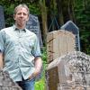 Eine Firma reinigte die Grabsteine im Jüdischen Friedhof in Maßbach. Für Betreuer Peter Heim ist der Unterschied zu vorher „gewaltig“.