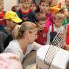 Sandra Wallochny hat aufmerksame junge Zuschauer, wenn sie auf dem Bauernhof in Marktbreit die Knetmaschine für den Teig bedient.