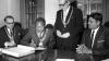 26. Januar 1967: Der OB von Mwanza, Halfani Hassani, trägt sich ins Goldene Buch der Stadt Würzburg ein. Gesellschaft leisten ihm Bürgermeister Joseph Seitz (links), OB Helmuth Zimmerer (stehend) und Mwanzas Oberstadtdirektor Sachak.