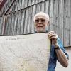 Klaus Bub mit einer Reproduktion der Karte, die Maßbach nach dem bayerischen Urkataster (ca. 1848) zeigt. Der Heimatforscher weiß viele Daten und Zusammenhänge aus der Geschichte des Marktes und seiner Ortsteile. Und er leitet das Heimatmseum.
