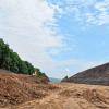 Braune Erde, große Stille: Es hat etwas von einer Mondlandschaft hier oben, mitten auf der Baustelle am Rehberg. Braune Erde, große Stille: Es hat etwas von einer Mondlandschaft hier oben, mitten auf der Baustelle am Rehberg.