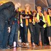 Der Gospelchor Coloured Voices mit Chorleiter, Sänger und Schauspieler Volker Gütermann beim Auftritt in Hohenroth.