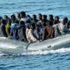 Kaum Sprit, kein Trinkwasser, keine Rettungswesten: Die Flüchtlinge auf diesem Schlauchboot wären nicht mehr weit gekommen. Die Besatzung der „Sea Eye“ hat sie vor der libyschen Küste gerettet.