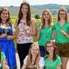 Mit einem Schoppen auf Wanderwegen waren auch (hinten von links): Marina Prust (Obereisenheim), Theresa Schmidt (Ippesheim), die Fränkische Weinkönigin Christina Schneider (Markt Nordheim), Julia Kistner (Oberer Ehegrund), Lena Schmidt (Bullenheim) und Sina Kopp (Ipsheim), (vorne von links) Simone Kilian (Nenzenheim), Tanja Pehl (Weigenheim) und Anna-Lena Bauer (Osing-Kaiserin Kunigunde).
