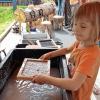 Beim Waldtag im Steigerwald-Zentrum gab es besonders für Kinder viele Angebote zum Basteln, Papierschöpfen (Foto), Schnitzen oder Malen. Vielfältige Informationen, Attraktionen und Kreativ-Stationen rund um das Thema Wald und Holz rundeten das Angebot ab.