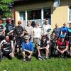 Aus ganz Deutschland kamen am Wochenende Mountainbiker in die Rhön, um an der Mountainbike-Guide-Ausbildung im Biosphärenreservat teilzunehmen. Seminarleiter waren Oliver Sollbach (hintere Reihe, Siebter von rechts) und Thomas Froitzheim, stellvertretender Leiter des ADFC-Bundesfachausschusses Fahrradtourismus (hintere Reihe, Fünfter von rechts). Untergebracht waren sie im Ferienheim der Stadt Ostheim in Oberwaldbehrungen, wo sie von den Landfrauen, allen voran Birgit Heun (hinten, Achte von links), betreut wurden.
