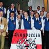 Viele Ehrungen standen anlässlich der 25-jährigen Wiedergründung des Singvereins Rüdenhausen an. Der Vorsitzender Karl Graf zu Rüdenhausen-Castell (vorne links) überreichte seinen Sängerkollegen die Urkunde des Sängerbundes. Bei dieser Feier wurde Albert Eckstein (vorne, Zweiter von links) zum neuen Ehrenmitglied ernannt.