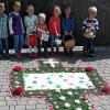 (cop)   Mächtig stolz waren in Sonderhofen die Kinder auf ihren Blumenteppich. Zur Fronleichnamsprozession haben in diesem Jahr zum ersten mal auch die Kinder zusammen mit den Eltern und dem Kinderwortgottesdienst-Team einen Blumenteppich an einen der vier Altäre gelegt, so eine Pressemitteilung. So wurde das festlich geschmückte Dorf um einen weiteren Blumenschmuck bereichert.