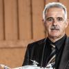 Hans-Peter Schwarz, Agrarprofessor der Hochschule Geisenheim, Stuttgart (Baden-Württemberg) zeigt eine Drohne zum Einsatz im Weinbau.