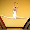 (dpa/lsw)    Tänzerin Alicia Amatriain vom Stuttgarter Ballett ist in Moskau mit dem renommierten Ballettpreis Benois de la Danse geehrt worden. Die Erste Solistin erhielt den Preis am Dienstagabend für Darstellungen in „Endstation Sehnsucht“ (Choreografie John Neumeier) und „Die Geschichte vom Soldaten“ (Demis Volpin). Mit Amatriain wurde nach Angaben der Organisatoren Hannah O'Neill von der Opéra de Paris als beste Tänzerin ausgezeichnet. Baden-Württembergs Kunstministerin Theresia Bauer (Grüne) würdigte Amatriain als Ausnahmetänzerin mit technischer Brillanz und beeindruckender Ausdruckskraft. Ballettintendant Reid Anderson gratulierte: „Ihre Disziplin und ihre Hingabe für den Tanz haben sie zu einer Tänzerin von Weltklasse werden lassen und zu einer Muse für viele Choreographen.“ Die Auszeichnungen Benois de la Danse werden jährlich von der International Dance Union vergeben. Den Juryvorsitz hat stets der langjährige Ballettchef des Bolschoi, Juri Grigorowitsch. Zwei Preise gingen nach Hamburg. Der Erste Tänzer Alexandre Riabko wurde als außergewöhnlicher Tanzpartner geehrt. Choreograf Neumeier nahm einen schon früher zuerkannten Preis für sein Lebenswerk entgegen. Bester Tänzer wurde Kim Kinin vom Paris Opera Ballett.