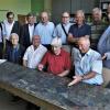Beim Rundgang durch ihre Schule konnten voller Staunen der Abi-Jahrgang 1964 feststellen, dass im Kunstsaal noch ihre alten Schultische genutzt werden. Beim Rundgang durch ihre Schule konnten voller Staunen der Abi-Jahrgang 1964 feststellen, dass im Kunstsaal noch ihre alten Schultische genutzt werden.
