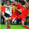 Die Flanke, die David Odonkor (links) berühmt machte: Der Nationalspieler setzte sich 2006 in der Nachspielzeit gegen die Polen Jacek Bak (Mitte) und Dariusz Dudka durch, der Ball erreichte in der Mitte Oliver Neuville, der den 1:0-Siegtreffer erzielte.