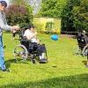 (hä)   Wo sonst Ruhe und Beschaulichkeit regieren, war diesmal Tohuwabohu und reichlich Spaß angesagt. Franken-Care in Bad Königshofen hat gemeinsam mit dem Kindergarten „Unter?m Regenbogen“ aus Thundorf seine Spieleolympiade in der Senioreneinrichtung ausgerichtet und so reichlich gute Laune ins haus gebracht. Jung und Alt im gemeinsamen Spiel vereint und gemeinsam beim Schwitzen. Der Spaß war allen anzusehen. Seit sechs Jahren gibt es die Spieleolympiade, die gerne angenommen wird und die mit einem Grillfest mit Musik endet. Bevor es aber an die teller ging, mussten die Teilnehmer allerhand Übungen und kleine sportliche Aufgaben erfüllen, um auch eine der Urkunden und Medaillen zu bekommen. Organisiert hat das Fest wie in den Jahren zuvor die Abteilung Gerontologie von Franken-Care. Mit einem kleinen Geschenk wurden die Kinder nach dem spaßigen Tag verabschiedet bis zur nächsten Spieleolympiade mit Grillfest.