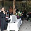 Witterungsbedingt suchten die Besucher des 12. Feldgottesdienstes im Rügerrieth in die Schafscheune Schutz, es blieb aber bei anfänglichen Regentropfen. Die Predigt hielt Pfarrer Paul Häberlein.