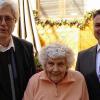Pfarrer Don Stefan (links) und Bürgermeister Heiko Menig gratulierten Helene Dittmann zu ihrem 85. Geburtstag.