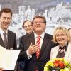 Oberbürgermeister Christian Schuchardt (links) überreichte Bürgermeister Adolf Bauer den Ehrenring der Stadt Würzburg und dankte dessen Gattin Doris fürs „Rücken freihalten“.