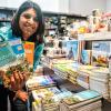 Verkäuferin Lalita Diekers zeigt zahlreiche Würzburg-Reiseführer in der Buchhandlung Hugendubel.
