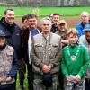 (gz) Das Wett-Angeln des Anglervereins Veitshöchheim fand kürzlich an den Harrbacher Seen bei Gemünden statt. Am Sonntagmorgen begann trotz Dauerregens das Wettangeln um die Königsnachfolge. Bis zwölf Uhr galt es, den größten Fisch an die Angel zu bekommen. Bürgermeister Jürgen Götz wünschte Petri Heil und war bis zur Siegerehrung dabei. Gewertet wurde immer nur der schwerste Fisch. Bei den Erwachsenen konnte Karl Heinz Marschhäuser die kapitalste Forelle mit 2000 Gramm aus dem Wasser holen, gefolgt von Marco Kaufmann, Karl Zellhahn und Joachim Bund, alle mit je 1100 Gramm. Anglerkönig der Jugendlichen wurde Jan Dürr mit einer Forelle von 980 Gramm, den zweiten Platz belegte Robin Bund mit einer Forelle von 690 Gramm und Patrick Schiefer erreichte Platz drei mit einer 560 Gramm schweren Forelle.