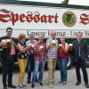 Festbieranstich fürs Quätschichfest. Von links: Horst Müller, Bürgermeister Klaus Thoma, Romana Click (Festkomitee), Braumeister Bruno Plenninger, Anton Futschek (Festkomitee), der Festplatzverantwortliche der Brauerei Peter Carl, Nadine Lutz (Festkomitee) und Brauer Robert Schüssler.