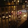 Ein Bild von einem Anwohner-Balkon aus, wie sich abends Fahrer PS-starker Autos auf der Maininsel treffen. Ein Bild von einem Anwohner-Balkon aus, wie sich abends Fahrer PS-starker Autos auf der Maininsel treffen.