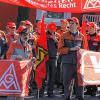Etwas mehr als 300 Beschäftigte kamen am Montag zum Warnstreik vor den Toren von FrankenGuss zusammen.
