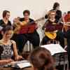 Seit mehr als 30 Jahren sind sie der Zupfmusik treu. Das Orchester Vielsaitig und das Ensemble Insaiter von der Musikschule Schweinfurt unter der Leitung von Elke Krahm. Für das Stück „Typewriter“ waren eine Schreibmaschine und eine Querflöte die Solisten.