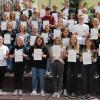Die Schüler mit ihren Zertifikaten für die erfolgreiche Teilnahme am Freiwilligen Sozialen Schuljahr.
