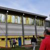 Durch die großen Fenster an  der Mehrzweckhalle kommt nicht nur viel Licht, sondern in den Sommermonaten auch viel Wärme. Eine Beschattung ist dringend erforderlich. Derzeit sind durch Folien  die Fenster etwas abgedichtet.