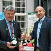 (mia)   Das Weingut Kohlmann (Mühlbach) hat an der „Weinprobe 2016“ der Winzervereinigung Fränkisches Gewächs in der Bayerischen Landesvertretung in Berlin teilgenommen, heißt es in einer Pressemitteilung. „Tradition trifft Moderne“ – unter diesem Motto stand die Veranstaltung, bei der die besten Tropfen aus den fränkischen Weinbergen dabei waren. Im Mittelpunkt des Abends stand der Weinbau in Franken. Am Folgetag boten die fränkischen Winzer den Rebensaft zur Verkostung im Innenhof der Bayerischen Landesvertretung an. Wahlkreisabgeordneter Alexander Hoffmann (rechts) besuchte Bruno Kohlmann (Vorsitzender der Winzervereinigung, links) am Stand des Weinguts Kohlmann. „Die öffentliche Verkostung in der Hauptstadt ist eine tolle Werbung für den Wein aus Main-Spessart“, freute sich MdB Hoffmann.