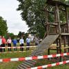 Am Spielplatz hinter dem Gemeindzentrum Kleineibstadt traf sich der Gemeinderat. Dabei ging es um die Erneuerung und Instandsetzung von Spielgeräten. Der große Spielturm ist in die Jahre gekommen und muss erneuert werden.