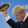 Wofür der Brexit lohnt: Boris Johnson bei seiner Rede vor den Konservativen mit einer englischen Fischspezialität.