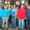 (dix)   In der Werkstatt für behinderte Menschen in Augsfeld (WfbM), Lebenshilfe Schweinfurt, konnten acht Mitarbeiter aus dem Berufsbildungsbereich in den Arbeitsbereich übernommen werden. Bei der Abschlussfeier überreichte der Werkstattleiter Harald Waldhäuser den stolzen Absolventen die Abschluss-Urkunden. Wie Waldhäuser sprach auch der Bereichsleiter und stellvertretende Werkstattleiter Georg Göb seine Glückwünsche aus. Zudem bedankte sich Göb bei allen Kollegen und Kolleginnen, die den Weg gemeinsam, mit den Auszubildenden gegangen waren. Bei der beruflichen Bildung der WfbM handelt es sich um ein ganzheitliches Bildungskonzept, es sollen nicht nur die beruflichen, sondern auch die personalen und lebenspraktischen Fähigkeiten weiterentwickelt werden, berichtet die Werkstatt für behinderte Menschen weiter. Die Qualifizierungen können in den Bereichen Fertigung, Metallbearbeitung, Holzverarbeitung oder Garten- und Landschaftsbau erfolgen. Im Bild: Vordere Reihe von links Absolventin Sina Gränz, Absolvent Fabian Hauck, Bildungsbegleiterin Eva Krüger, die Absolventen Irmgard Krüger, Max Krug und Thomas Reitz. Hintere Reihe: Bildungsbegleiter Benedikt Dömling (von links), Bereichsleiter Georg Göb, Absolvent Manuel Arnold und Werkstattleiter Harald Waldhäuser. Nicht mit auf dem Bild: Paul Gläser und Nicholas Whittaker-Schmitt.