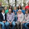 Leben in der Großfamilie: Gerhard und Marliese Hart mit ihren Töchtern Silvia (links) und Manuela (rechts), sowie deren Partnern Martin Öhrlein (hinten links) und Sven Dienesch (hinten rechts). Dazwischen die Enkelkinder Linus, Hannah, Clara, Selina und Jonathan.