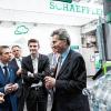Besonders beeindruckt zeigte sich EU-Kommissar Oettinger (rechts) von den Schaeffler-Technologieträgern „Antriebsstrang 4.0“ und „Werkzeugmaschine 4.0“, die Stefan Spindler (links), Mitglied im Vorstand der Schaeffler AG, und Martin Schreiber (Zweiter von links), Leiter Globaler Produktvertrieb Schaeffler Industrie, erläuterten.