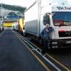 Heinz Troll vor seinem Lkw in Großbritannien. Im Fahrzeug des Mannes aus Rottendorf (Lkr. Würzburg) fand der britische Grenzschutz zwei blinde Passagiere und verhängte eine Strafe gegen ihn und seine Frau. Nun meldete sich eine weitere betroffene Spedition bei der Redaktion.