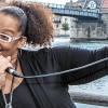(plo)  Einiges geboten wird am Sonntag, 17. April, in der Großen Kreisstadt: Neben dem Kitzinger Frühling mit dem verkaufsoffenen Sonntag laden die Etwashäuser zum „Tag der Gärtnereien“ und das Landratsamt zu einem „Tag der offenen Tür“ ein. Kitzingens Altstadt wird von 13 bis 18 Uhr zum Anziehungspunkt, wenn auf der Automeile zwischen dem Falterturm und dem Königsplatz die Kitzinger Händler ihre neuesten Automodelle präsentieren. Daneben stellen Firmen beim Handwerkermarkt in der Kaiserstraße ihre Produkte und Dienstleistungen vor. Ein weiterer Anziehungspunkt wird der Grüne Markt im Sparkassenhof sein. Hier finden Besucher Obst und Gemüse, Pflanzen und Accessoires für den Garten. Auf der Alten Mainbrücke lockt ein Fahrradparcours und im Garten der evangelischen Stadtkirche eine Tombola zugunsten leukämiekranker Kinder. Während Interessierte im Landratsamt beim Tag der offenen Tür von 11 bis 17 Uhr über die Arbeit der Behörde informiert werden, können Kinder davor am Platz der Partnerstädte Hüpfburg und andere Spielgeräte nutzen. Die Musikerin Tiffany Kemp (Foto), bekannt aus der Casting-Show „The Voice of Germany“, wird um 13.45 Uhr und 16 Uhr dort auf der Bühne ihre besten Songs präsentieren. Die Big Band der Bundespolizei tritt um 12.15 und 14.30 Uhr auf. Per Shuttle von der Innenstadt gut erreichbar sind die Gartenbaubetriebe Hummel, Lauk, Gahr und Lang, die in Etwashausen ab 10 Uhr zum „Tag der Gärtnereien“ einladen.Foto: Hans WIll
