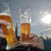 ARCHIV - Zwei Männer stoßen in einem Biergarten in der Innenstadt von Landshut (Niederbayern) mit zwei Gläsern Weizenbier an (Archivfoto vom 16.11.2006). Der Verband Private Brauereien Deutschland informiert auf einer Pressekonferenz über Gentechnik bei Braurohstoffen und das Reinheitsgebot am Dienstag (12.06.2007) in Berlin. Foto: Armin Weigel dpa/lby   +++(c) dpa - Bildfunk+++
