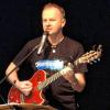 Wortverdreher und virtuoser Gitarrist: Willy Astor aus München sorgte mit seinem zweistündigen Programm für beste Stimmung beim Burgsinner Publikum.