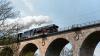 Am Sonntag dampfte die „Stadt Würzburg“ mit historischen Wagen aus der Vorkriegszeit und aus den 1950er Jahren über den Viadukt der Reithwiesen bei Obersinn. Zweimal fauchte die Lok durchs Sinntal auf ihrer Ausflugsfahrt Taubertal–Fulda und zurück.