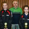 (cam)   Ohne Punktverlust wurde Viktoria Wombach Meister in der Kreisliga für Zweiermannschaften der Mädchen. Lena Gehrling (rechts) gewann dabei alle Spiele sowohl im Einzel als auch im Doppel mit ihrer Vereinskameradin Carolin Brohm (links). Mit im Bild: Betreuer Manfred Schneider.