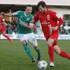Der spätere Kickers-Torschütze Daniel Nagy (rechts)  im Zweikampf mit Thomas Dengler vom SV Schalding-Heining